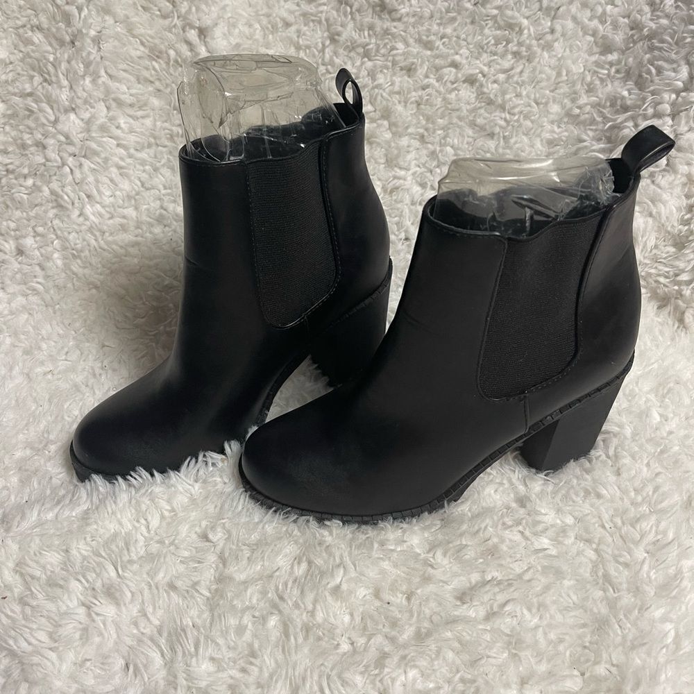 Soda synthetic leather black slip on ankle heels boots sides elastics SZ9